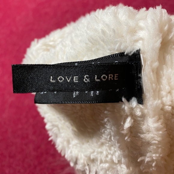 Cream colour pompom toque, NWOT. Adult size. - Picture 5 of 8